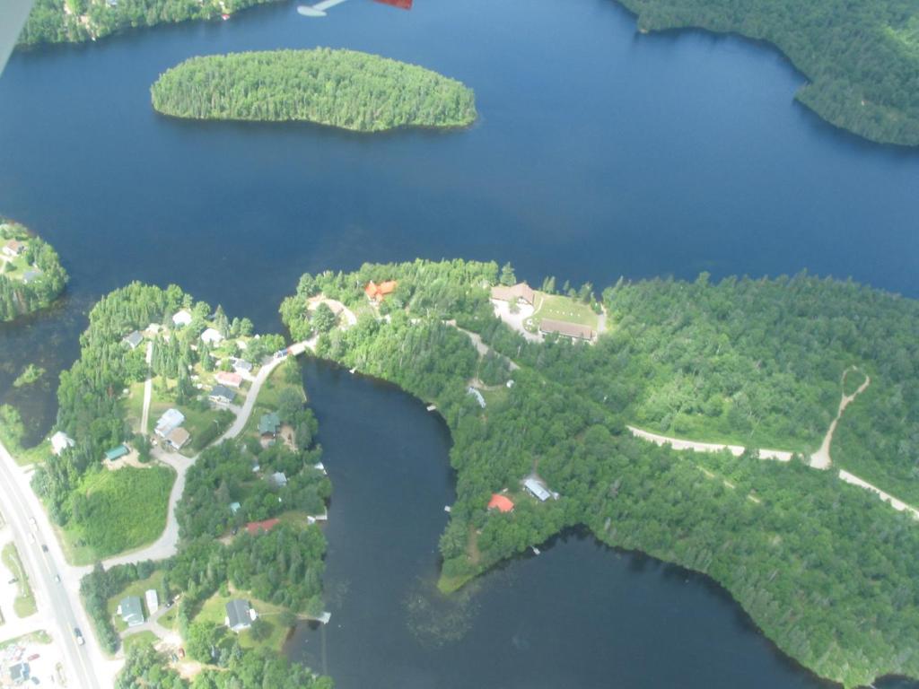 Motel Ours Bleu Lac-Saguay Exterior foto