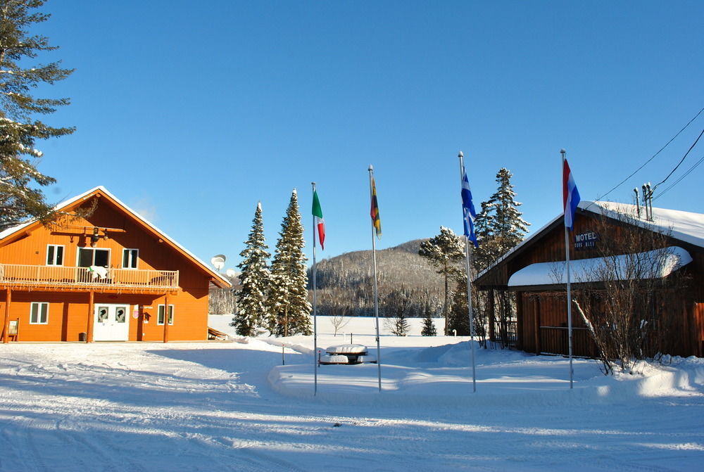 Motel Ours Bleu Lac-Saguay Exterior foto