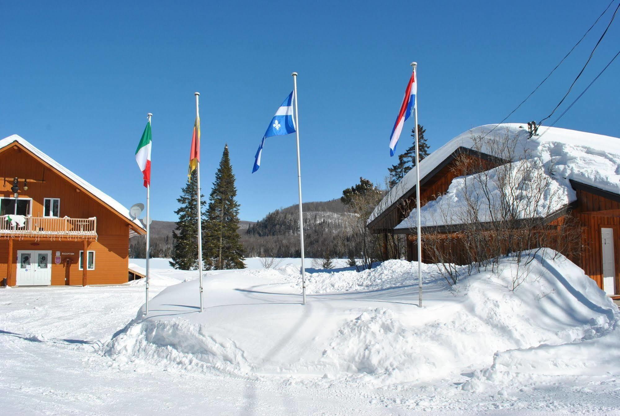 Motel Ours Bleu Lac-Saguay Exterior foto