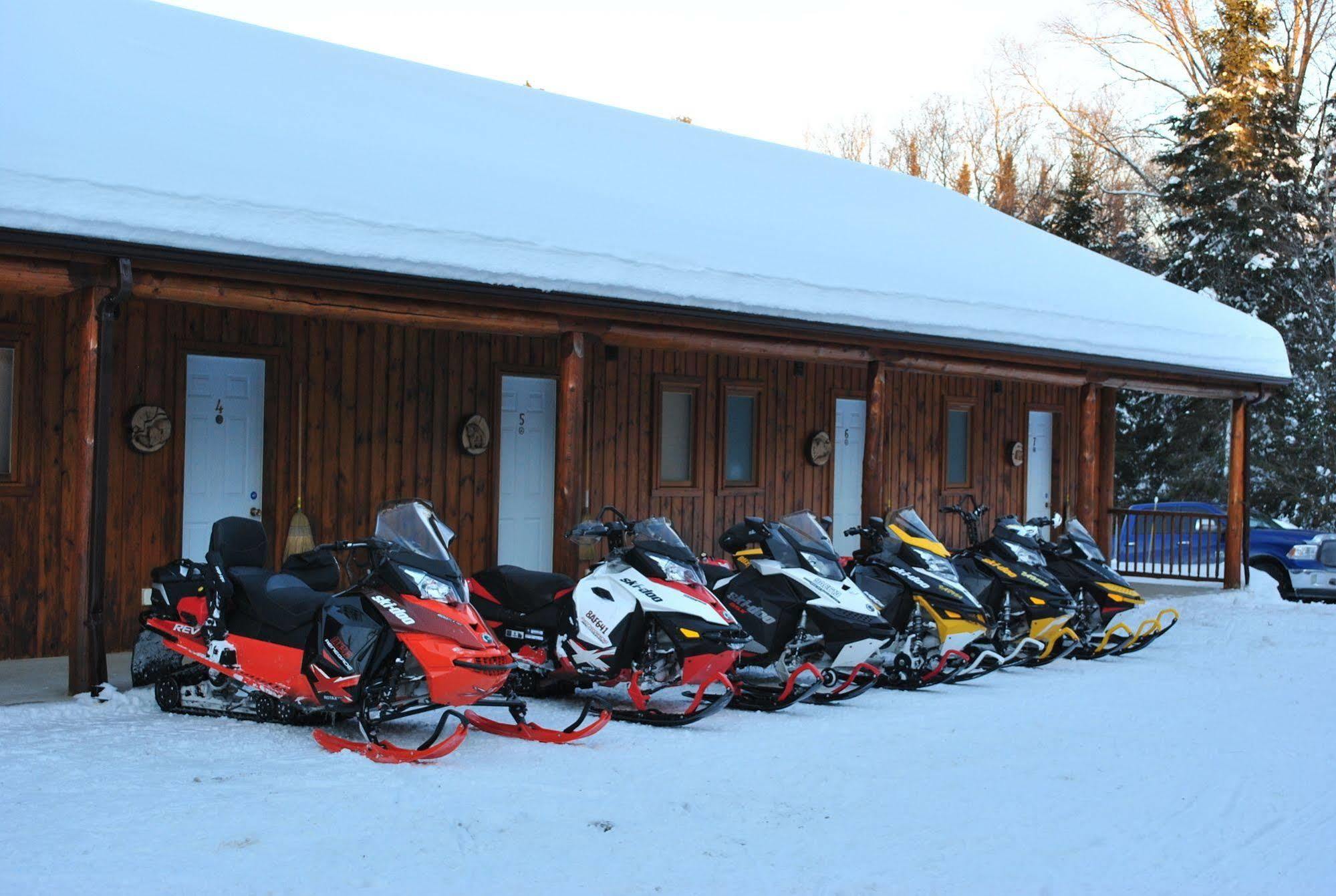 Motel Ours Bleu Lac-Saguay Exterior foto